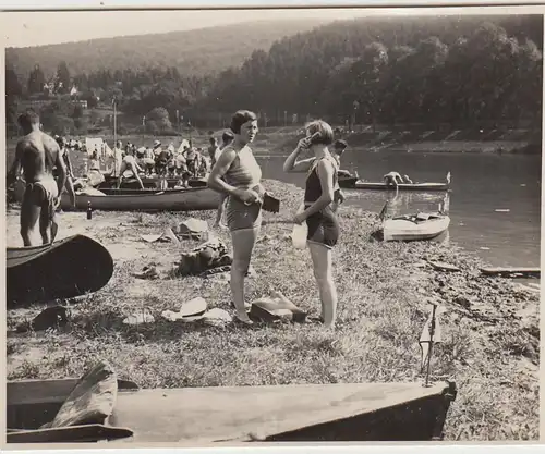 (F29451) Orig. Foto Damen unterhalten sich, Ruderer am Neckarufer 1931