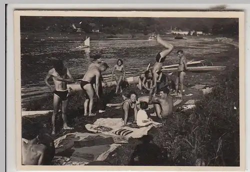 (F29399) Orig. Foto Personen mit Booten und Decken am Ufer (bei Heidelberg) 1930