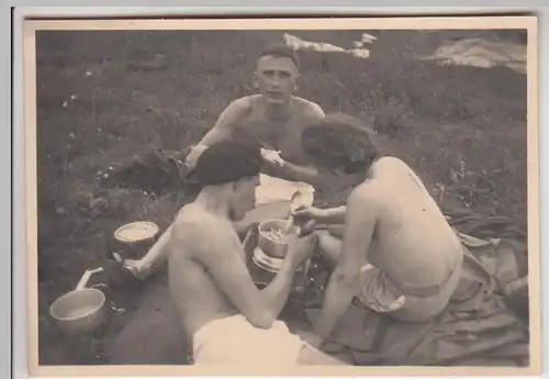 (F29380) Orig. Foto Personen machen Picknick 1929/30