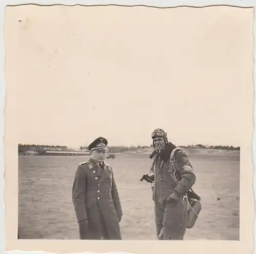 (F29335) Orig. Foto deutscher Soldat, Pilot auf einem Flugplatz 1941