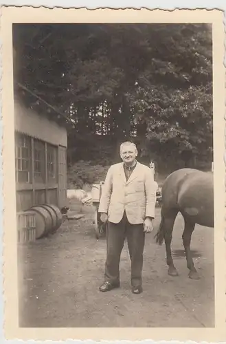 (F29321) Orig. Foto Mann mit Pferd an einem Gebäude 1940er