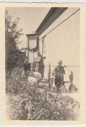 (F29320) Orig. Foto Junge mit Fahrrad, Mädchen mit Puppenwagen am Haus 1940er