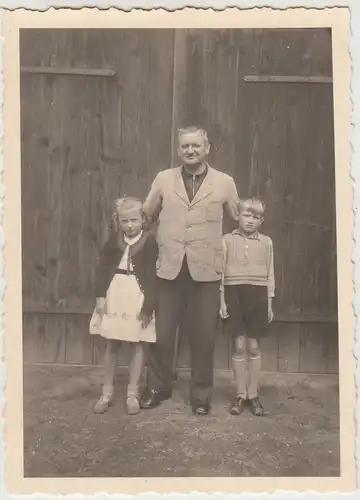 (F29319) Orig. Foto Mann und zwei Kinder am Tor 1940er