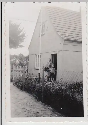 (F29318) Orig. Foto Personen an einem Wohnhaus 1940er