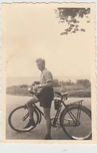 (F29317) Orig. Foto Junge unterwegs mit Fahrrad auf Rügen 1940er