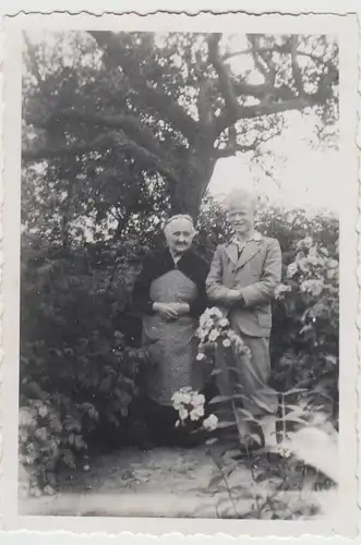 (F29315) Orig. Foto ältere Dame und junger Mann im Freien 1940er