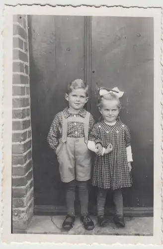 (F29308) Orig. Foto kleine Kinder stehen an der Tür 1940er