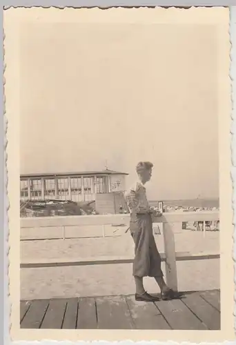 (F29307) Orig. Foto junger Mann am Strand auf Rügen 1940er