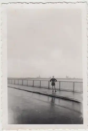 (F29293) Orig. Foto Stralsund, Junge am Geländer vor Panorama 1940er