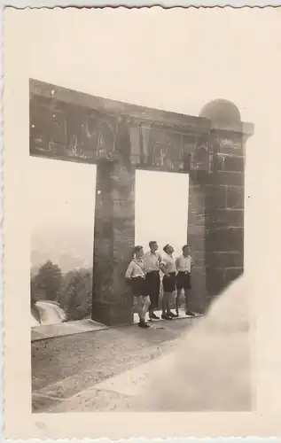 (F29290) Orig. Foto Eisenach, Jungs am Burschanschaftsdenkmal 1940er