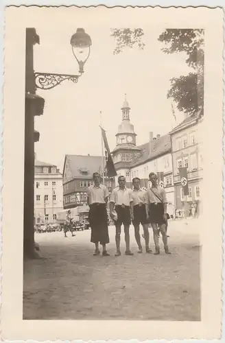 (F29288) Orig. Foto Eisenach, Jungs auf dem Marktplatz 1940er