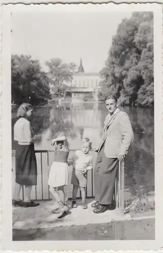 (F29272) Orig. Foto Familie vor einem Schloss am Teich 1940er