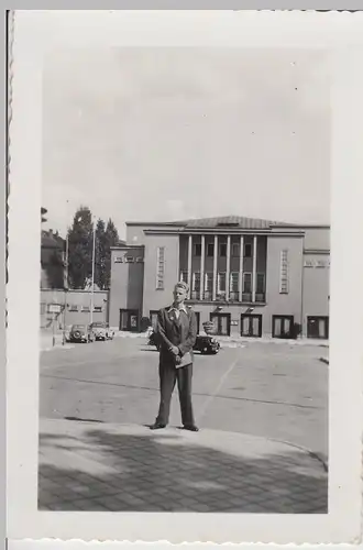 (F29271) Orig. Foto Weimar, junger Mann vor Weimarhalle 1940er