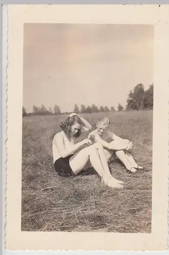 (F29267) Orig. Foto junge Frau u. j. Mann sitzen auf Wiese 1940er