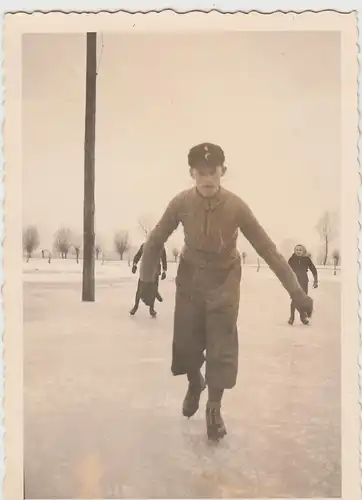 (F29266) Orig. Foto Junge beim Schlittschuh laufen 1940er