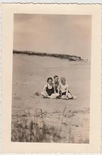 (F29265) Orig. Foto Personen sitzen am Strand 1940er