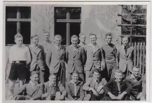 (F29263) Orig. Foto Jungs, Gruppenbild vor einem Gebäude 1940