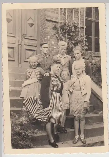(F29261) Orig. Foto Wusterhausen Heilbrunn, Personen vor Wohnhaus 1940