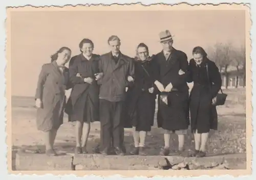 (F29260) Orig. Foto Personen im Freien, Spaziergang 1940