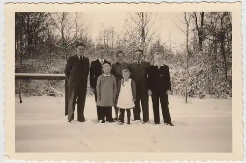 (F29258) Orig. Foto Personen im Freien im Winter 1940