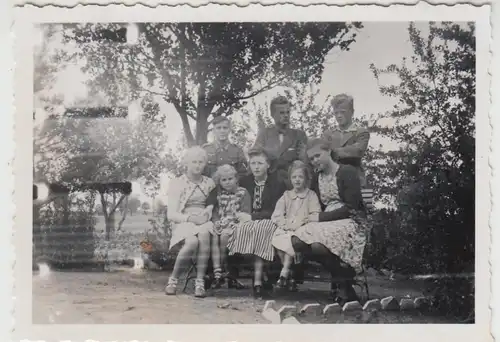 (F29256) Orig. Foto Personen in einem Garten 1940