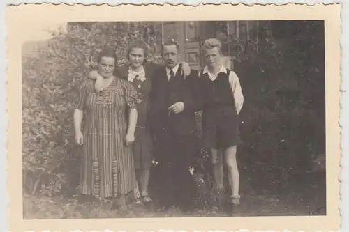 (F29251) Orig. Foto Wusterhausen Heilbrunn, Personen vor Wohnhaus 1940