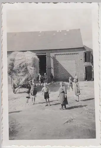 (F29243) Orig. Foto Personen auf einem Bauernhof, großes Heufuder 1940