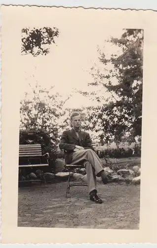 (F29241) Orig. Foto junger Mann sitzt auf Stuhl im Freien 1940