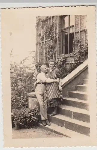 (F29240) Orig. Foto Wusterhausen Heilbrunn, Ehepaar an einem Wohnhaus 1940