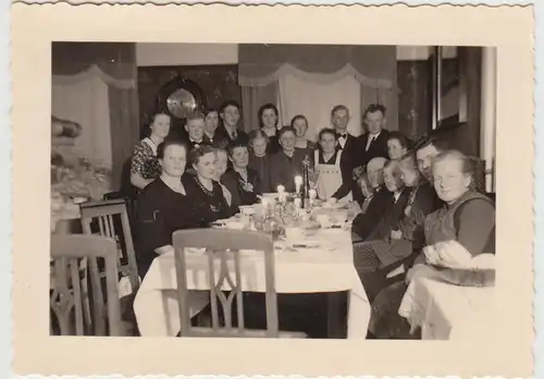 (F29236) Orig. Foto Gruppenbild in Gaststube zur Konfirmation 1940