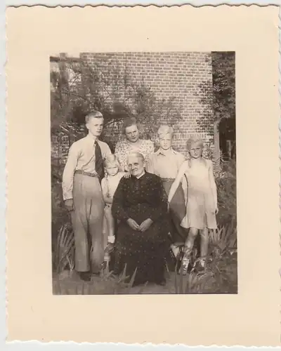 (F29231) Orig. Foto Personen im Garten 1939