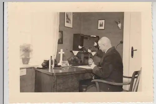 (F29223) Orig. Foto Mann sitzt am Schreibtisch, mit Radio 1939