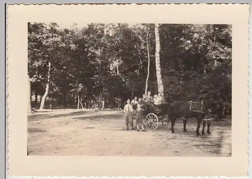 (F29208) Orig. Foto Personen mit Pferdekutsche 1910er