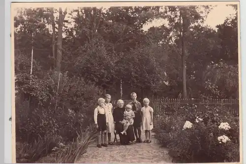 (F29204) Orig. Foto Großmutter mit Kindern im Garten 1935