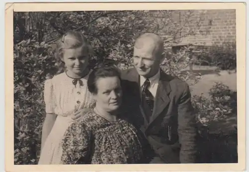 (F29203) Orig. Foto Familie m. Mädchen im Freien 1934