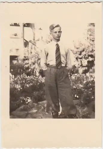 (F29199) Orig. Foto junger Mann im Garten 1934