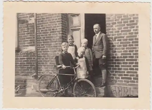(F29197) Orig. Foto Mann und Kinder mit Fahrrad vor dem Haus 1934