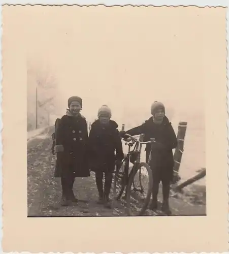 (F29189) Orig. Foto Kinder mit Fahrrad im Winter, Heimkehr von der Schule 1934