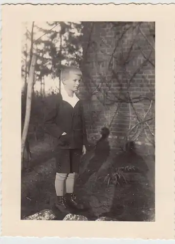 (F29186) Orig. Foto Junge im Freien an Hauswand 1932