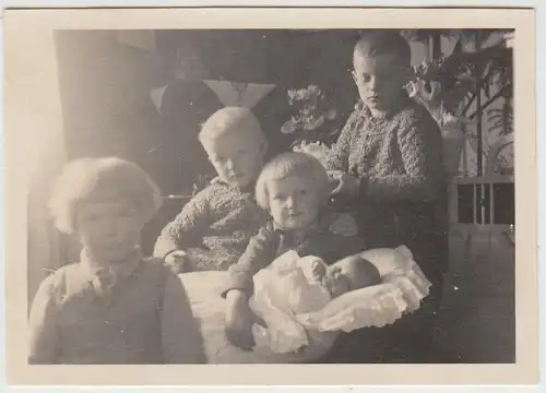 (F29184) Orig. Foto Kinder mit 2 Tage altem Baby 1932