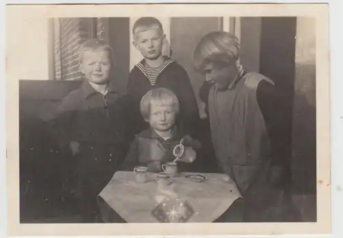 (F29182) Orig. Foto Kinder mit kleinem Kaffee-Service auf Balkon 1932