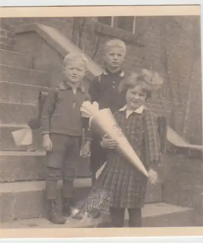 (F29178) Orig. Foto Kinder mit Zuckertüte auf Treppe 1932