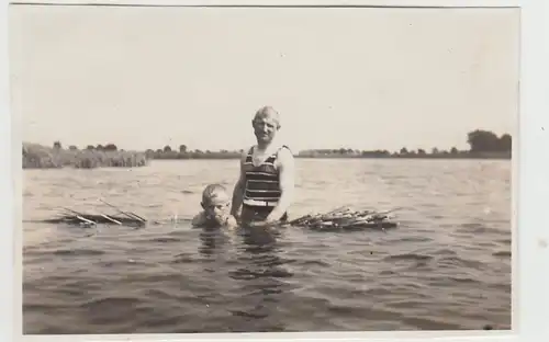 (F29175) Orig. Foto Wusterhausen, Mann und Junge im Bückwitzer See 1931