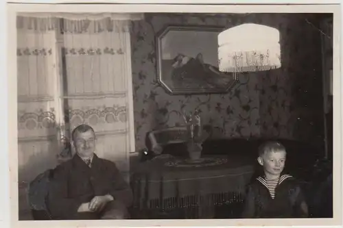 (F29174) Orig. Foto Mann und Junge in der Stube 1931