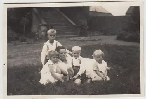 (F29173) Orig. Foto Frau mit Kindern auf der Wiese 1931