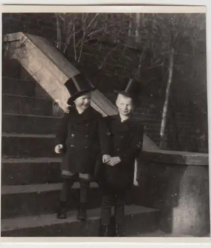 (F29172) Orig. Foto Kinder mit Zylinderhut an der Treppe 1931