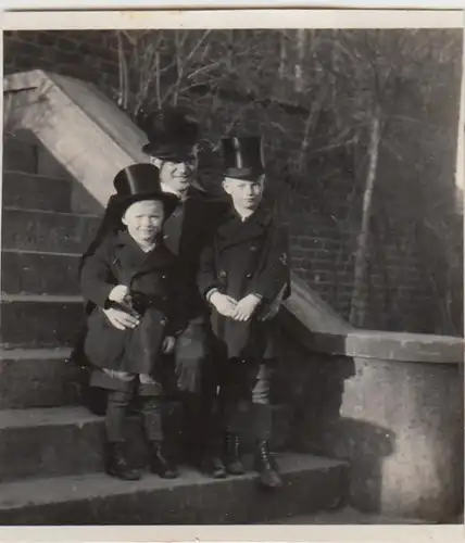 (F29171) Orig. Foto Mann und Kinder mit Zylinderhut an der Treppe 1931