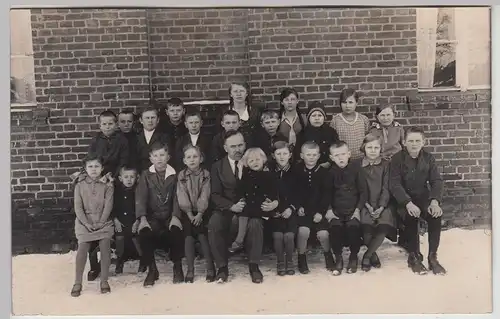 (F29170) Orig. Foto Schulklasse mit Lehrer am Gebäude 1931