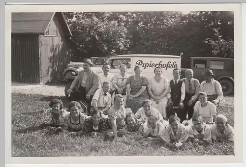 (F2917) Orig. Foto Personen posieren vor Lieferwagen "Papierkofele", vor 1945