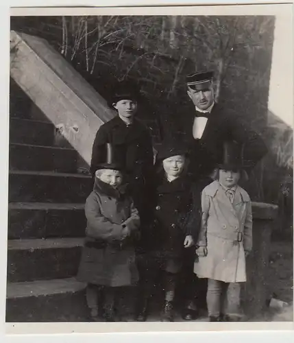 (F29169) Orig. Foto Mann und Kinder an der Treppe 1931